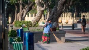 ಬೆಂಗಳೂರು ಪೌರ ಕಾರ್ಮಿಕರ ಸಂಬಳ ಕುರಿತು ಸ್ವಚ್ಛತಾ ಕೆಲಸ ಮಾಡುತ್ತಿರುವ ಕಾರ್ಮಿಕರು